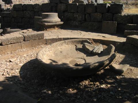 image Pila bautismal de la ciudad bizantina de Qanawat, As-Suwayda, Siria