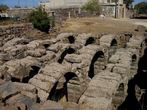 image Restos del aljibe de Qanawat, As-Suwayda, Siria