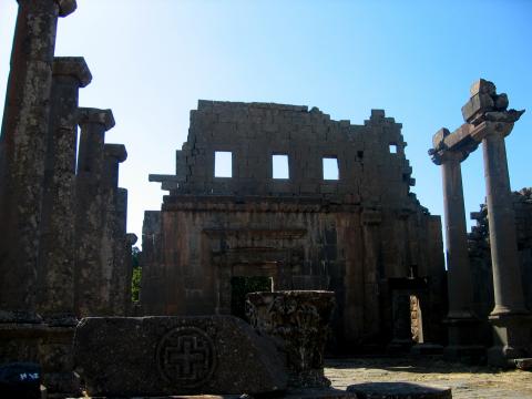 image Símbolos cruzados de la ciudad bizantina de Qanawat, As-Suwayda, Siria