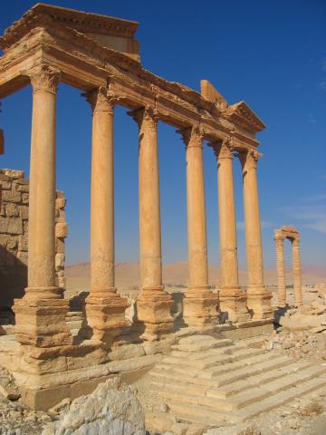 image Escalinata de acceso al Templo de Zenobia, Palmira, actual Tadmor, Siria