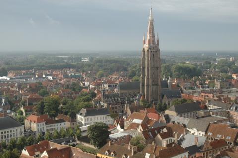 image La Iglesia de Nuestra Señora desde lo alto del Belfry en Brujas, Bélgica