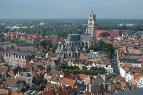 image La catedral de San Salvador desde lo alto del Belfry en Brujas, Bélgica