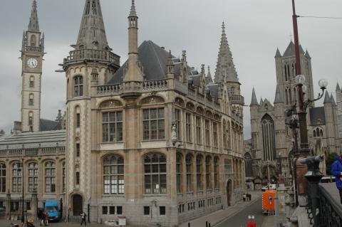 image Antigua sede de correos con San Nicolás al fondo, Gante, Bélgica
