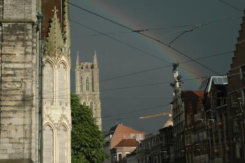 image Arco iris sobre la torre de la catedral de San Bavon en Gante, Bélgica