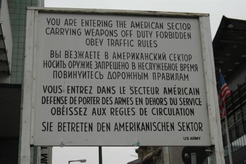 image Cartel en el lado soviético del Checkpoint Charlie en Berlín, Alemania