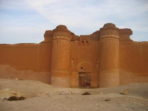 image Puerta de entrada a la fortaleza Qasr al Hayr, Siria