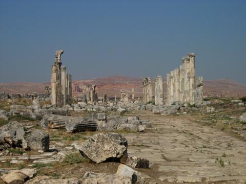 image Calzada romana, Apamea, junto al río Orontes, Siria