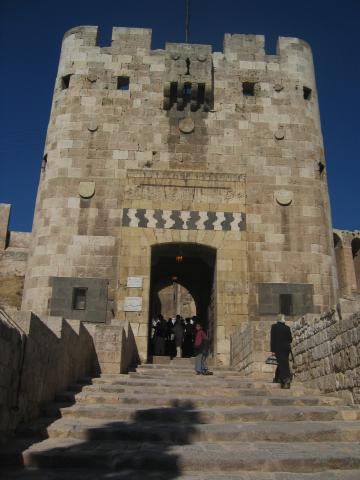 image Entrada a la ciudadela de Alepo, Siria