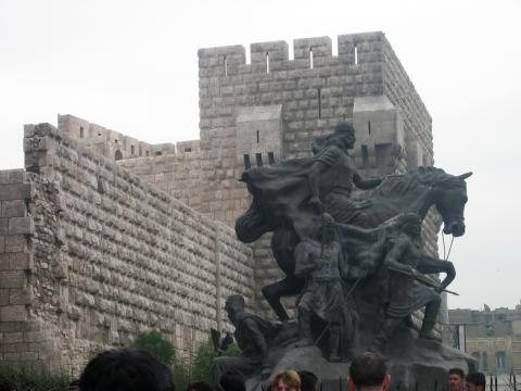 image Estatua de Saladino junto a la ciudadela, ciudad vieja de Damasco, Siria