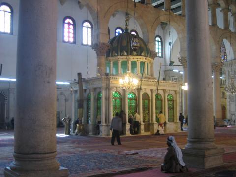 image Mausoleo en el interior de la sala de oración de la Gran Mezquita de los Omeyas, Damasco, Siria