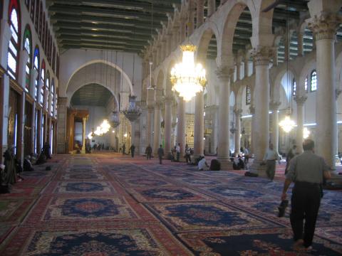 image Lámparas y alfombras de la sala de oración de la Gran Mezquita de los Omeyas, Damasco, Siria