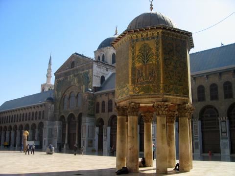 image Fachada principal y reloj de la Gran Mezquita de los Omeyas, Damasco, Siria