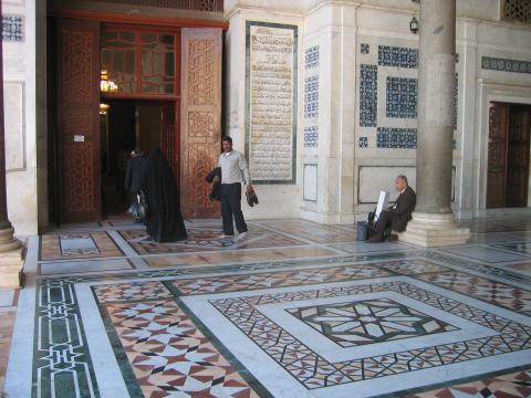 image Puerta de acceso a la sala de oración de la Gran Mezquita de los Omeyas, Damasco, Siria