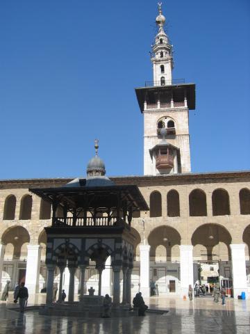 image Vista desde el patio principal de uno de los tres minaretes de la Gran Mezquita de los Omeyas, Damasco, Siria