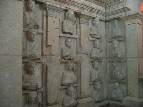 image Interior de una tumba palmirense, Museo Arqueológico de Damasco, Siria