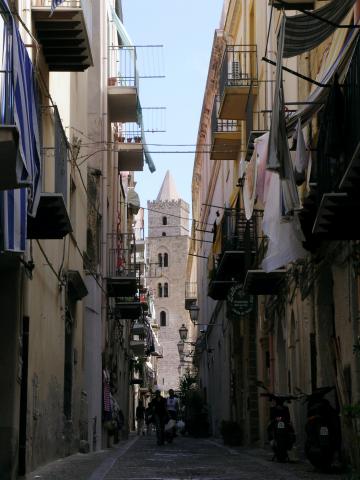 image Calle de Cefalú con catedral al fondo, Sicilia, Italia
