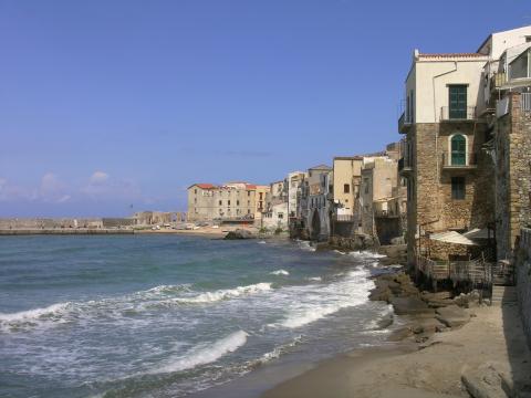image Casas de Cefalú junto al mar, Sicilia, Italia
