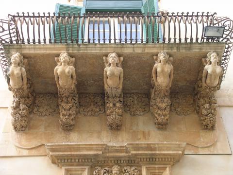image Balcón barroco del Palacio Nicolaci Villadorata en Noto, Sicilia, Italia