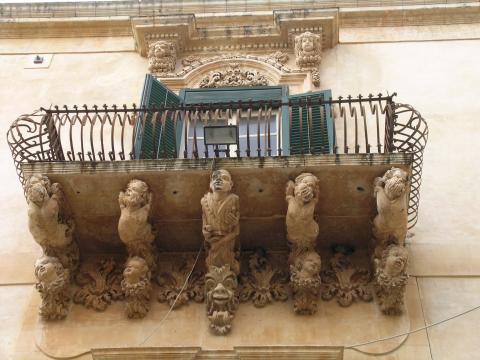 image Balcón barroco del Palacio Nicolaci Villadorata en Noto, Sicilia, Italia