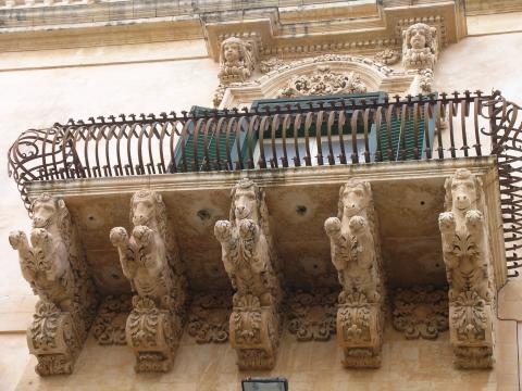 image Balcón barroco del Palacio Nicolaci Villadorata en Noto, Sicilia, Italia