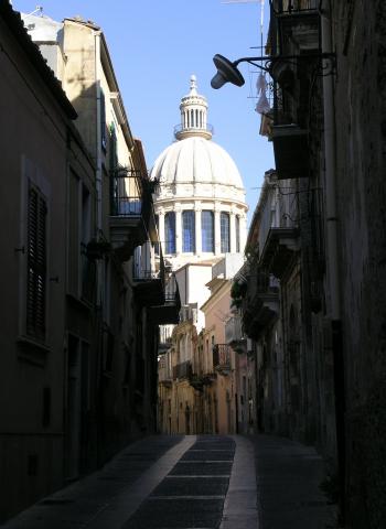 image Calle de Ragusa con catedral al fondo, Sicilia, Italia