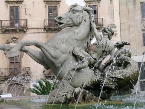 image Fuente de Artemisa en Ortigia, Sicilia, Italia