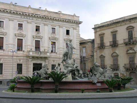 image Fuente de Artemisa en Ortigia, Sicilia, Italia