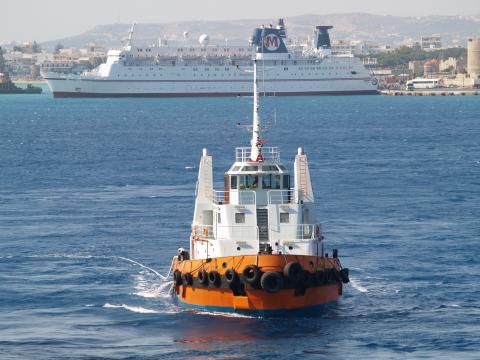 image Remolcador y barco de crucero
