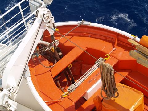 image Interior de bote salvavidas