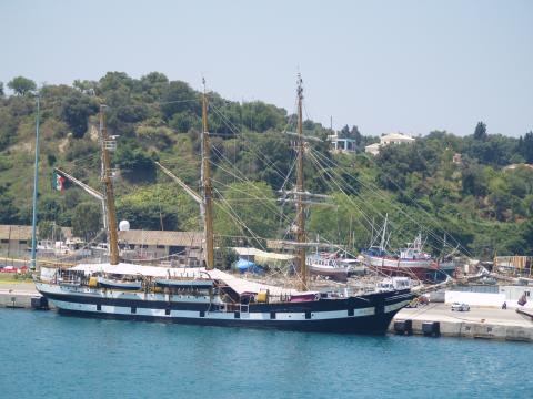 image Velero de tres palos en Corfú, Grecia