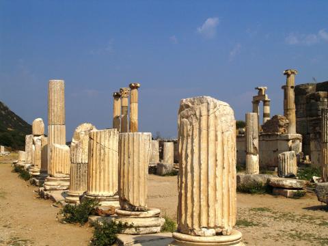 image Ruinas de columnas en Éfeso, Turquía