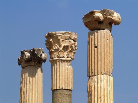 image Capiteles del Palacio del Concejo, Éfeso, Turquía