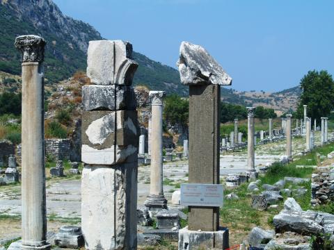 image Columnas de la Vía del Puerto, Éfeso, Turquía