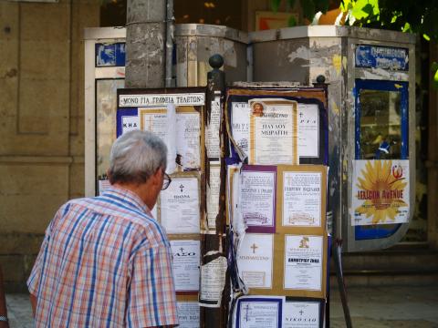 image Hombre mirando esquelas, Corfú, Grecia