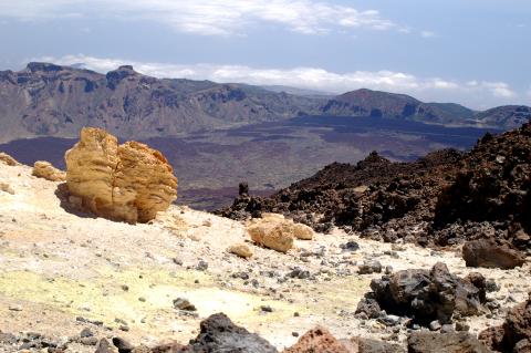 image Vista de la caldera del Teide con rocas de azufre en primer término, Tenerife
