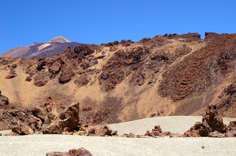 image Colada volcánica con el Teide al fondo, Tenerife