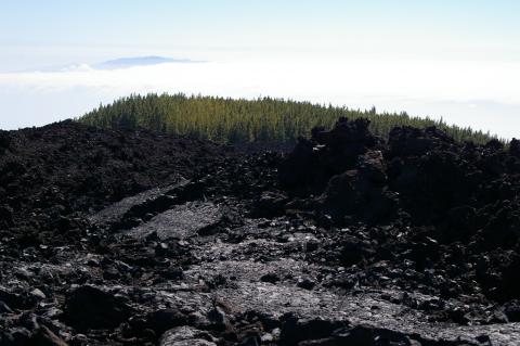 image Saliendo del Parque Nacional de Las Cañadas del Teide con La Gomera al fondo, Tenerife