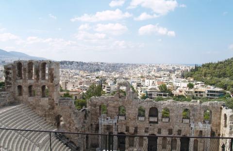 image Odeón de Herodes Áticus con Atenas al fondo, Atenas, Grecia
