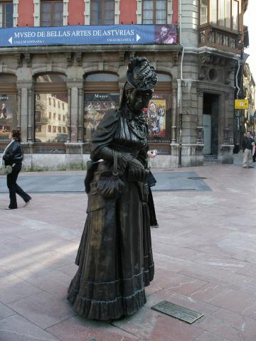 image La Regenta del escultor Mauro Álvarez Fernández, Oviedo, Asturias