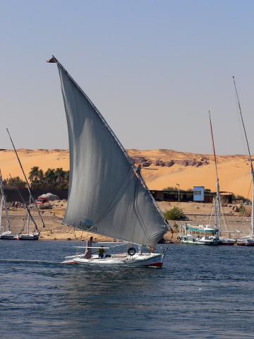 image Faluca en el Nilo a su paso por Asuán, Egipto