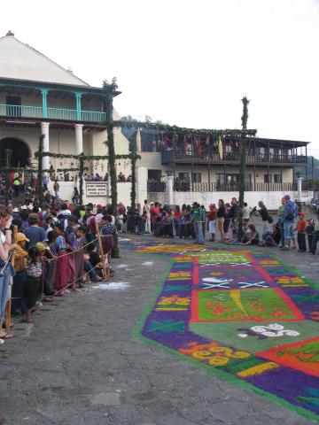 image Alfombras de serrín en la procesión de Semana Santa en Santiago Atitlán, Guatemala