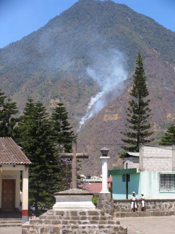image Plaza de la catedral de Santiago Atitlán, Guatemala