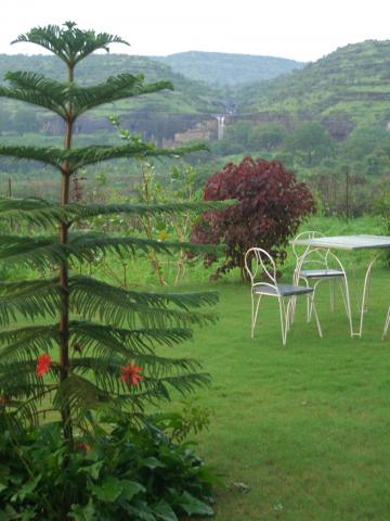 image Jardín con las Cuevas de Ajanta al fondo, India