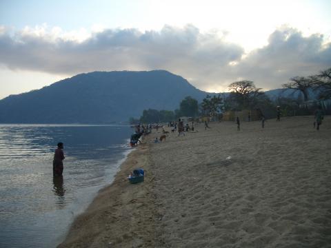 image Amanecer en la costa del Cabo MacLear en el Lago Malawi, Malawi