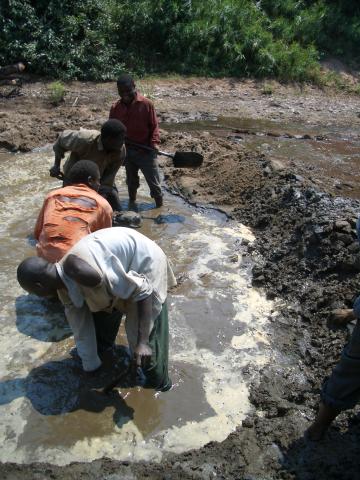 image Hombres trabajando en Kasungu, Malawi
