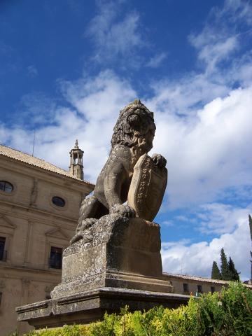 image Estatua de un león en Úbeda, Jaén