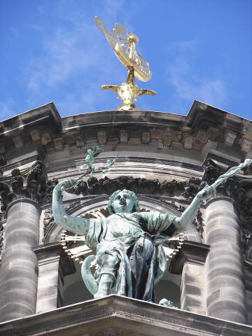 image Escultura presente en la Plaza Mayor de Amsterdam, Holanda