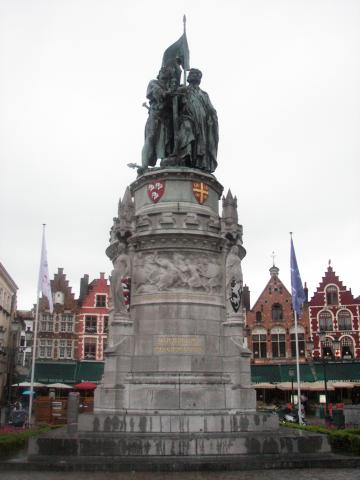 image Monumento a Jan Breydel y Pieter de Coninck en la Plaza Mayor de Brujas, Bélgica