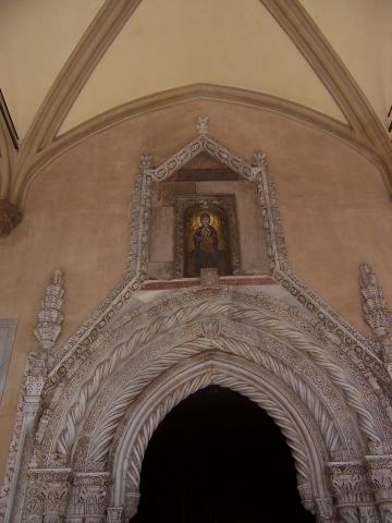image Puerta abovedada en el interior de la Catedral de Palermo en Sicilia, Italia