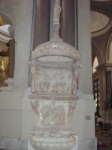 image Pila en el interior de la Catedral de Palermo en Sicilia, Italia